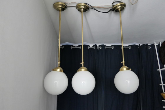 Image 1 of Art Déco – 3 lampade da scuola, lampadario a sospensione con vetro opalino e struttura in ottone - Altezza regolabile