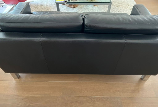 Conjunto Leolux Antonia con sofá, 2 sillones y otomana en piel negra.