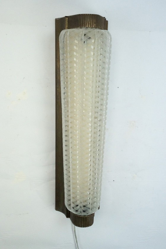 Image 1 of Grande applique simple Art Déco en laiton et plexiglas. Italie, années 1930