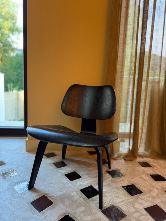 Image 1 of Sillón Vitra Eames LCW negro