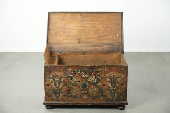 Image 1 of Subtiele en Decoratieve Met de Hand Beschilderde Antieke Oostenrijkse Bruid Kist Met Karakter