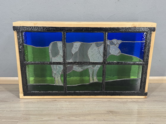 Image 1 of Vetrata colorata con motivo di mucca - realizzata a mano nella finestra della stalla