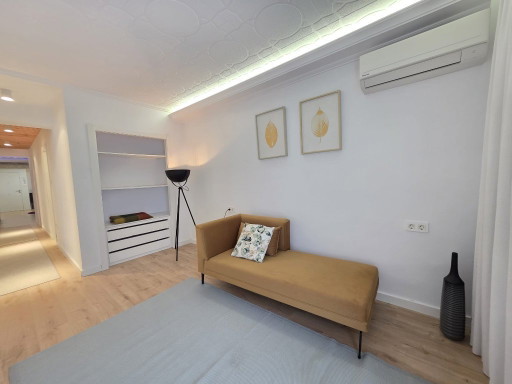 Divan en velours moutarde