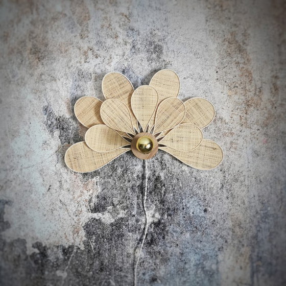 Image 1 of Applique murale fleur, modèle Camélia, 11 pétales en rotin et tissu (teinte personnalisable)