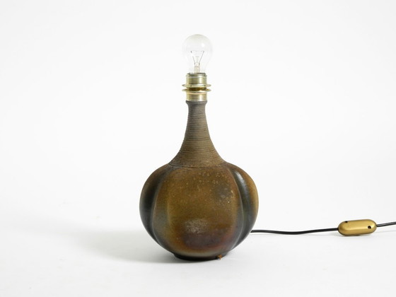 Image 1 of Bellissima lampada da tavolo in ceramica degli anni '60 con paralume in tessuto originale