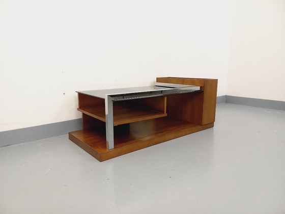 Image 1 of Vintage modernistische rechthoekige salontafel met houten nissen, chroom en rookglas uit de jaren 70.