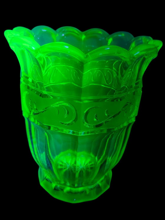 Image 1 of Uran Glasvase Art Déco 1930 – fluoreszierendes Pressglas – Uranium Glass Vase Art Deco 1930s