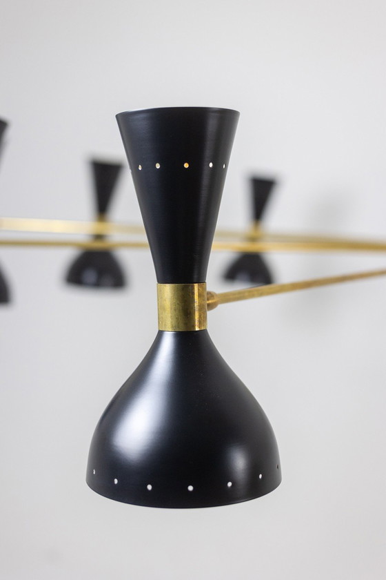 Diabolo kroonluchter met 12 lampen in zwart gelakt metaal. Hedendaags. – Metal, Brass (photo 5 of 11)