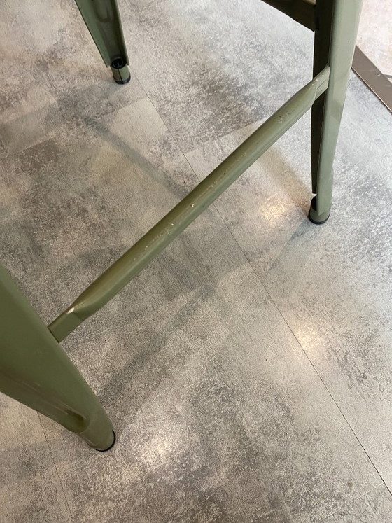Image 1 of Taburete alto industrial Tolix H75 apilable, color verde oliva.