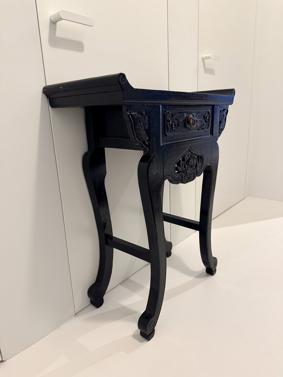 Image 1 of Consolle orientale vintage in legno nero con cassetto.