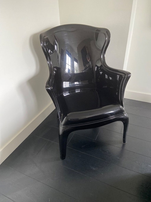 Fauteuil en plastique noir pour l'intérieur et l'extérieur