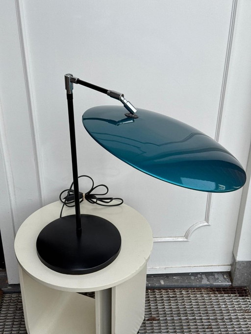 Preciosa lámpara de mesa vintage de Queens Gallery en color azul.