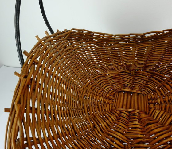 Image 1 of Korb aus brauner Weide mit schwarzem Metallgestell, Obstkorb aus der Mitte des 20. Jahrhunderts (1950er Jahre).