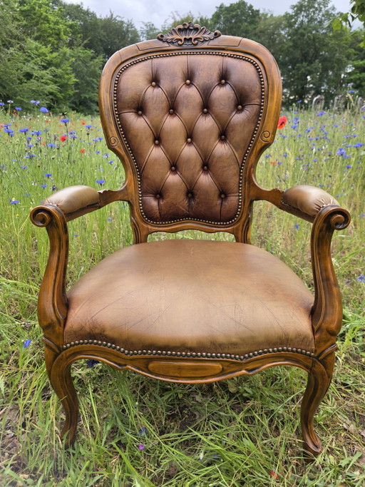Fauteuil classique vintage en cuir avec cadre en bois