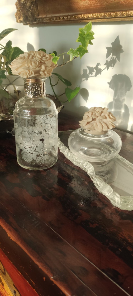 Image 1 of Set 2 Bottiglie da Bagno Vintage - Vetro Inciso e Tappi Floreali - Shabby Chic