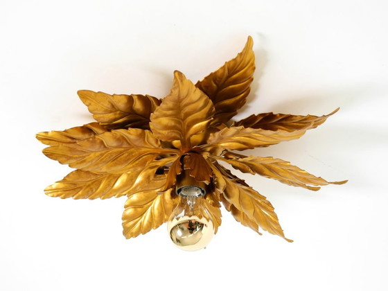 Image 1 of Rare grande lampe de plafond ou applique murale de style florentin, plaquée or, signée Hans Kögl, datant des années 1980.