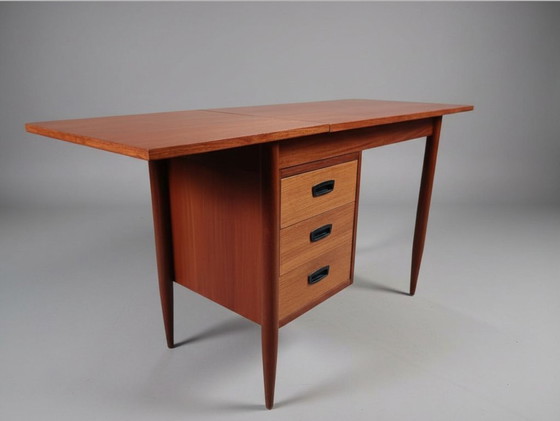 Image 1 of Arne Vodder zugeschriebener Teak-Schreibtisch mit Klappplatte aus der Mitte des 20. Jahrhunderts, dänisches Design