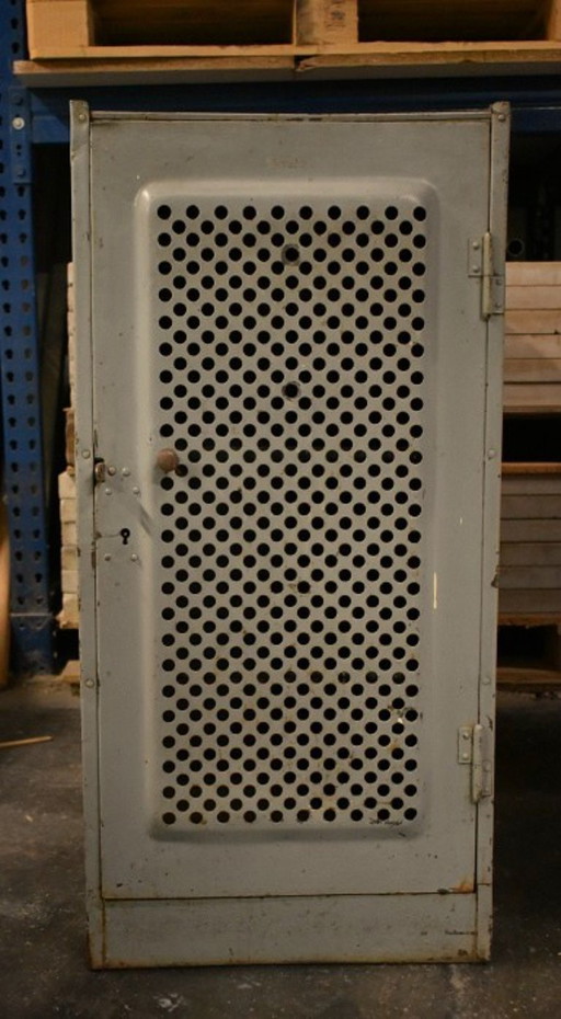 Alter Metallschrank, grau, 47 x 47 x 97,5