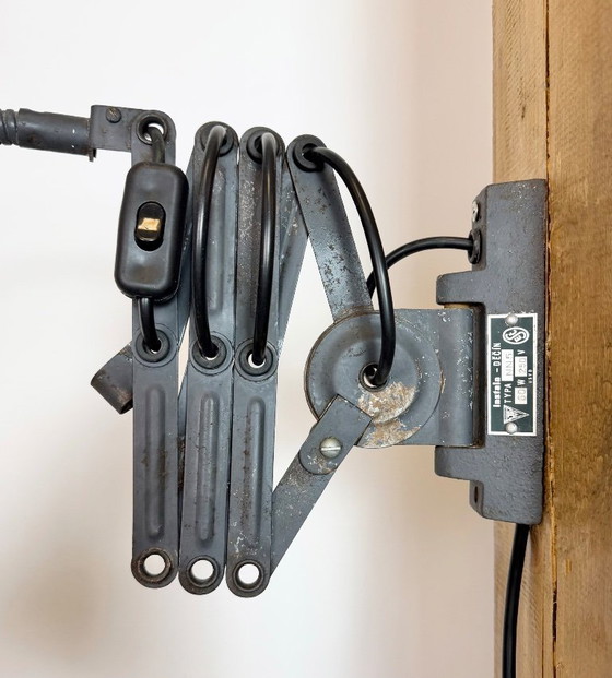 Image 1 of Grijze industriële wandlamp met flexibele arm van Elektroinstala, jaren 60.