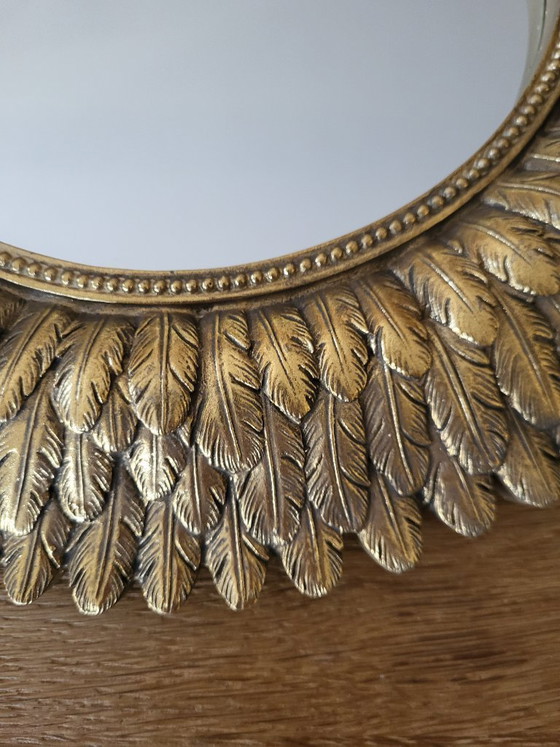 Image 1 of Specchio a forma di sole vintage con decorazioni a piume, in resina, anni '50, Belgio.