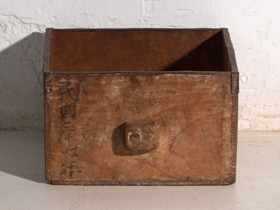 Antica Misura per Grano Dou in Legno di Olmo, Cina, circa 1900, Oggetti decorativi, Ferro, Marrone, Rustic (foto 4 di 8)