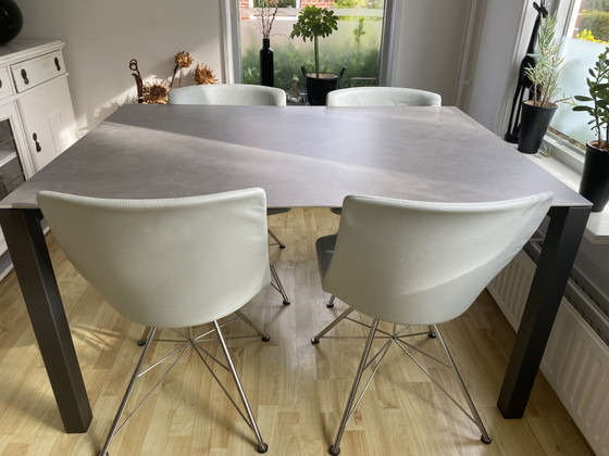 Set da pranzo di design Bert Plantagie: ceramica Zement Light e 4 sedie in pelle Indecom. – Leather (photo 4 of 7)