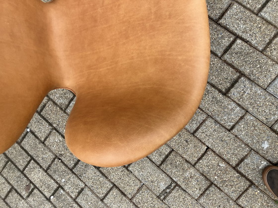 Image 1 of Original Vintage Fritz Hansen Swan Chair From 01-1975 in Beautiful Vintage Camel-Cognac Leather. In New Condition!!!