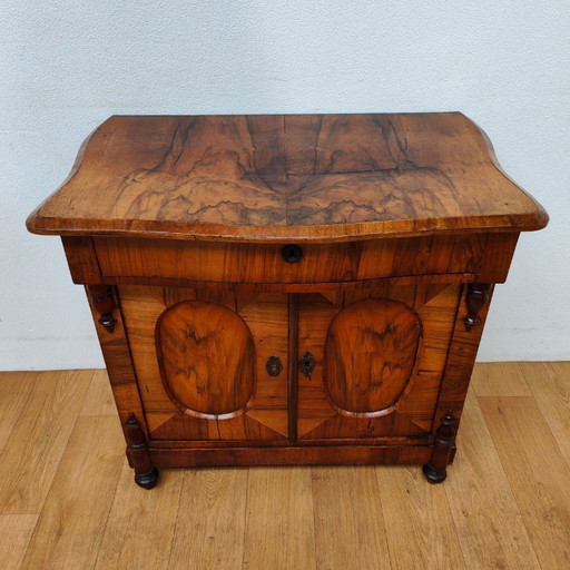 Antiek kastje, halkastje, ladekastje Notenhout fineer