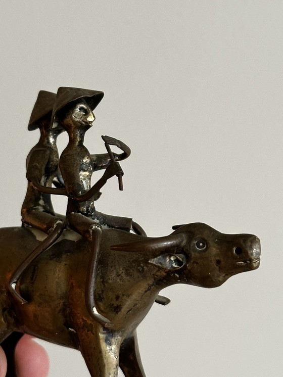 Image 1 of Figura antigua de latón: dos figuras sobre un búfalo de agua
