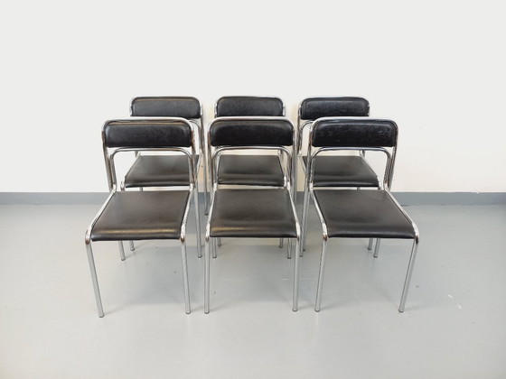 Image 1 of Suite de 6 chaises italiennes empilables vintage en métal chromé et skai noir des années 70 80