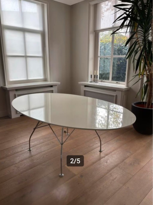 Oval table from Kartell