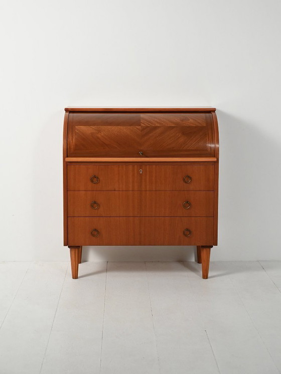Image 1 of Secrétaire scandinavo con gambe tornite decorate