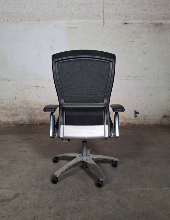 Image 1 of Silla de oficina Knoll de malla negra con reposabrazos ajustables