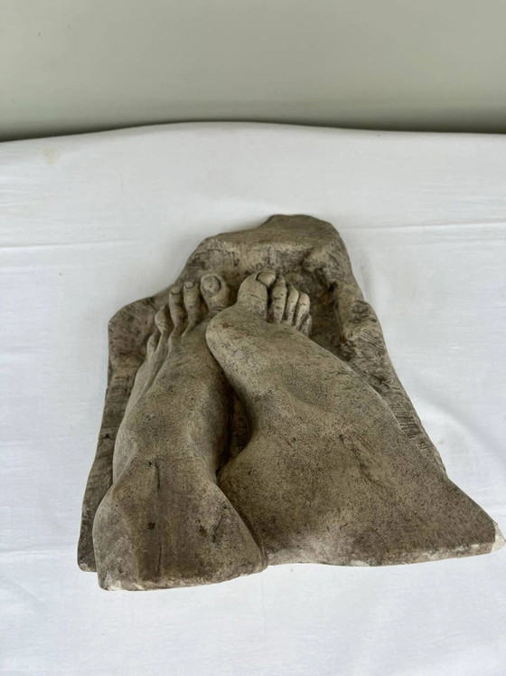 Stenen sculptuur, twee voeten op een blok, gesigneerd D. Paillot. – Beeldhouwkunst, Stone, Brutalist (photo 11 of 14)