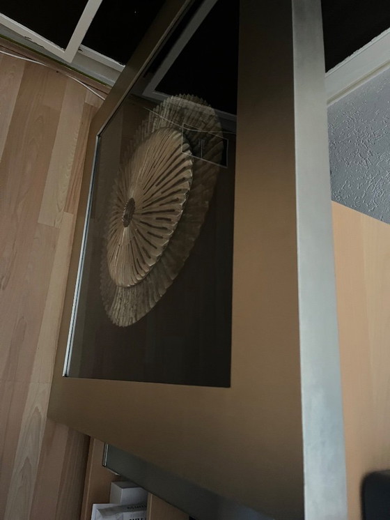 Image 1 of Talla oriental tras cristal (90 x 90 cm)