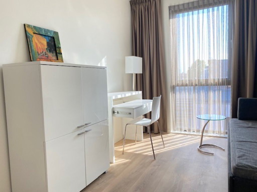 Mobiletto portaoggetti a 4 ante in soggiorno, ufficio o cucina