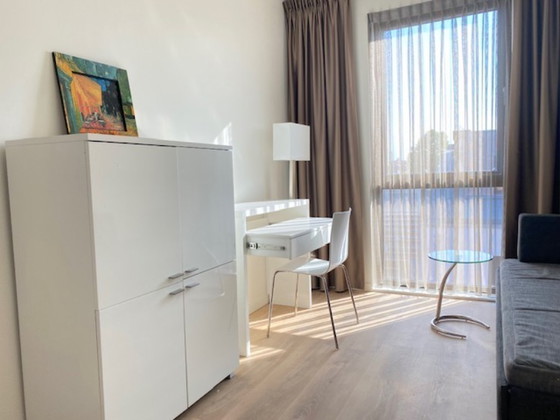 Image 1 of Mobiletto portaoggetti a 4 ante in soggiorno, ufficio o cucina