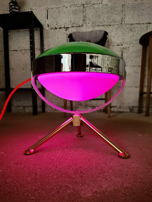 Space-age pop saucer lamp