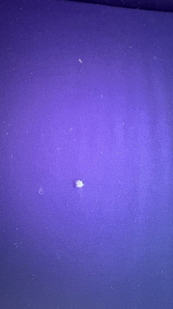 Panchina viola Pode, danneggiata, necessita di pulizia – Divani 3 posti, Textile (photo 4 of 5)