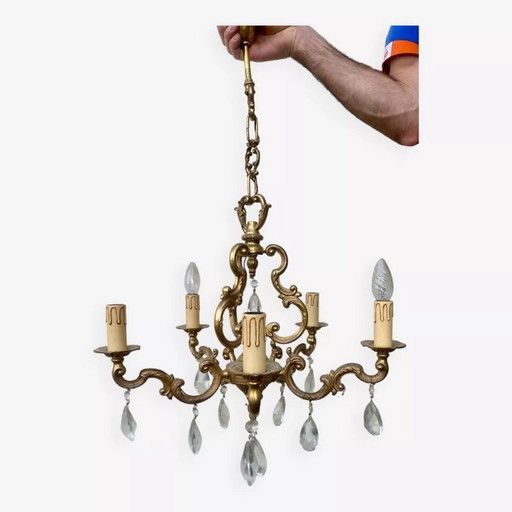 Lampadario in ottone a 5 bracci in stile Luigi XV con gocce di cristallo