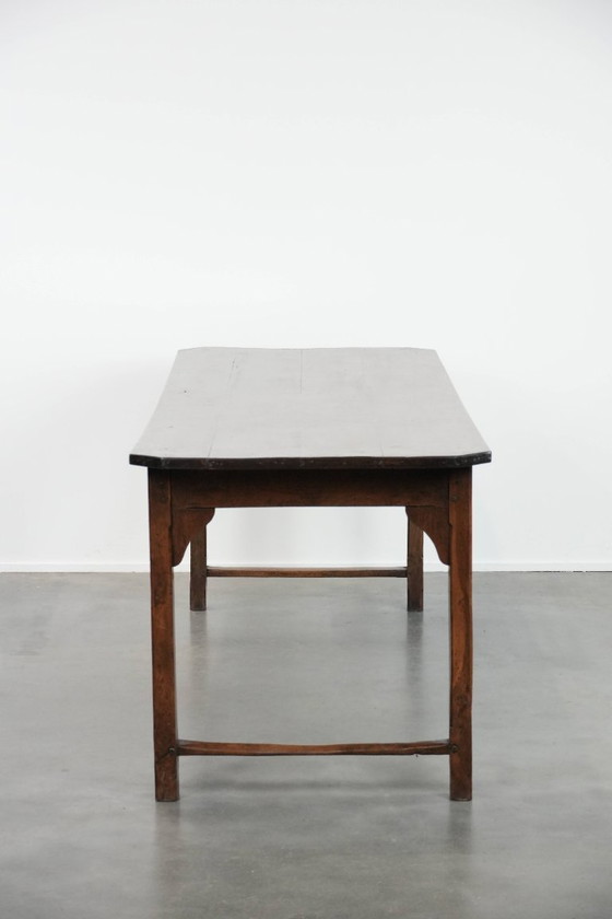 Image 1 of Antieke Franse eettafel voor 4 tot 6 personen uit eind 18e/ begin 19e eeuw met een eiken blad en een brood/ uittrek plank