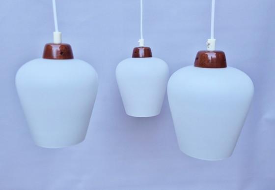 Image 1 of Suspension scandinave vintage - teck et verre opale - années 1950