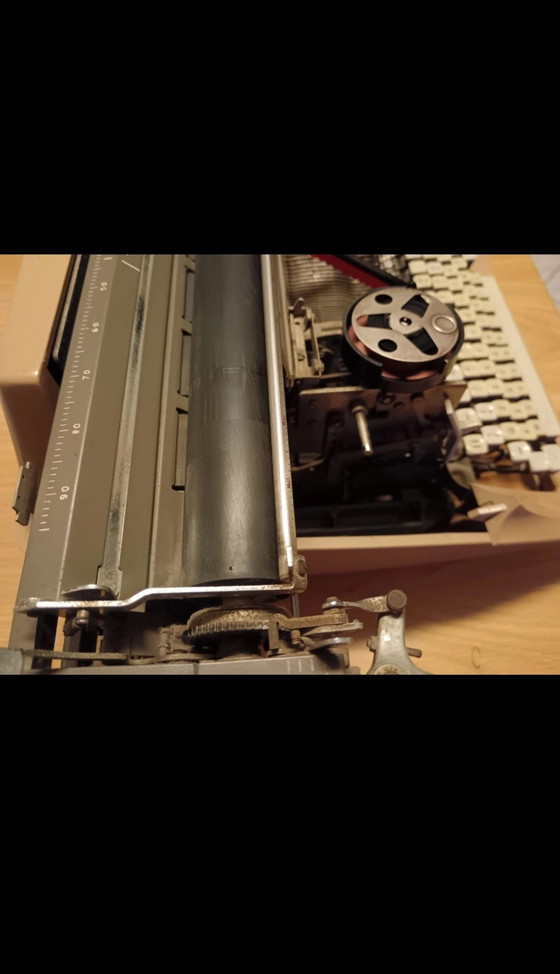 Image 1 of Machine à écrire des années 60 et 70 - Remington