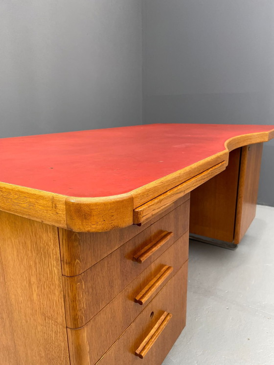 Image 1 of Bureau Bauhaus en noyer avec plateau rouge - Vintage Mid Century Design