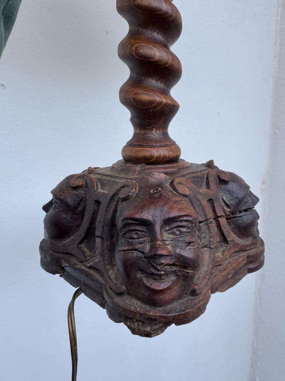 Image 1 of Antike geschnitzte Holzlampe mit einem Gesicht