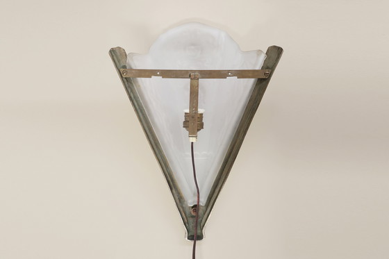 Image 1 of Franse Art Deco wandarmatuur met matte, geperst glazen kap, jaren 1920