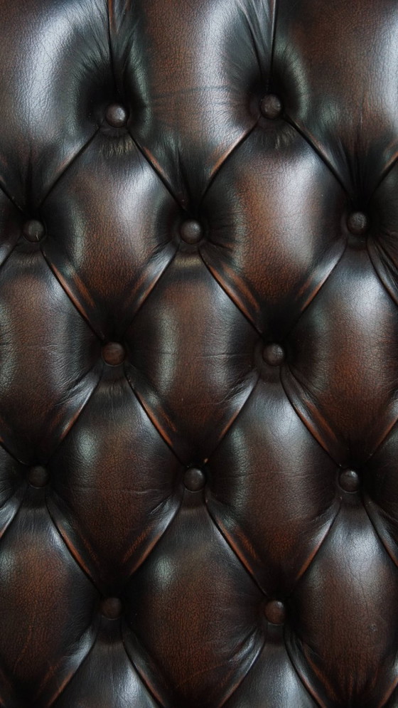Image 1 of Bruine rundleren chesterfield oorfauteuil