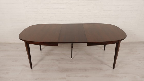 Image 1 of Table de salle à manger à rallonge ovale en palissandre d'origine danoise