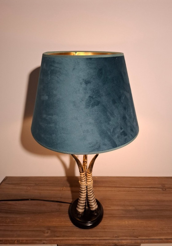 Image 1 of Lampada da tavolo rifinita a mano - Design esotico in corno con paralume in velluto color verde acqua
