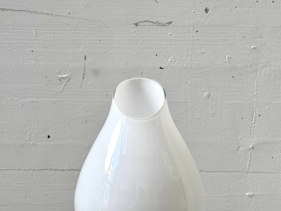 Image 1 of Jarrón de cristal opalino de mediados de siglo, con forma orgánica de lágrima.